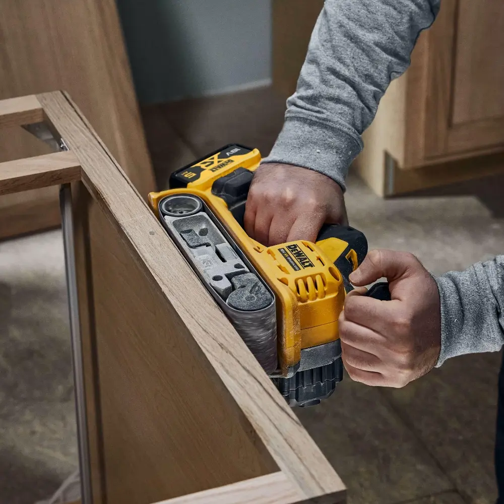 DeWalt 18V Belt Sander 75x533 + X2 5Ah Batteries - Image 7